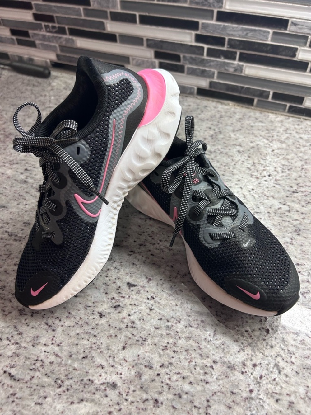 Nike Renew Gs Black/Pink Glow LT Smokey Grey Noir Running Shoes-size 4 youth - Picture 2 of 7
